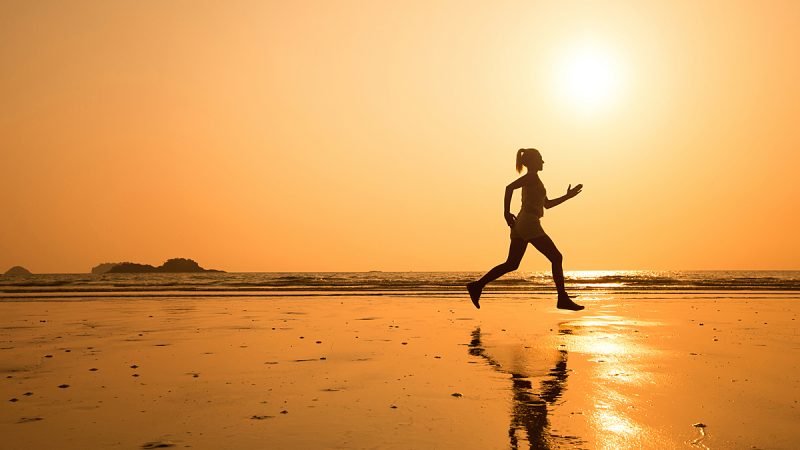 Los beneficios de correr en la playa durante el verano