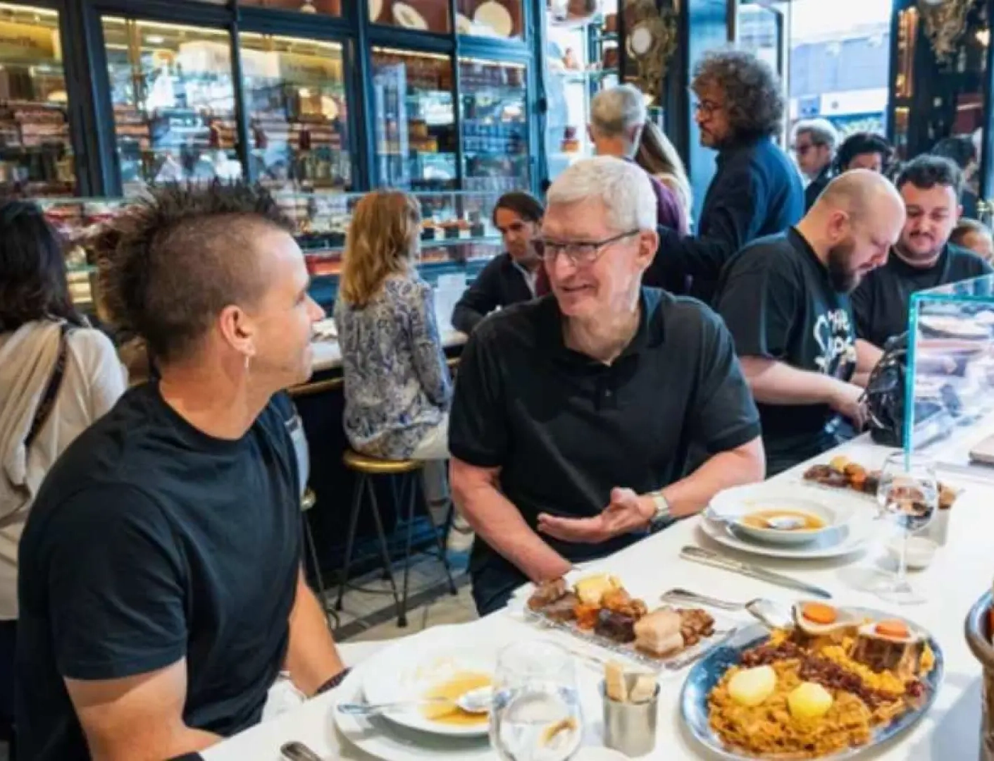 Tim Cook, CEO de Apple, degusta el cocido más caro de España de la mano del chef Dabiz Muñoz